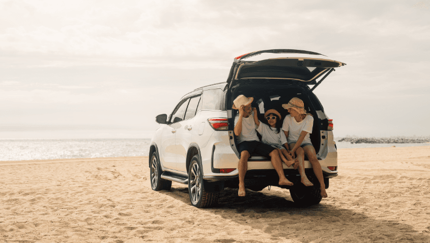 Famille en vacances en bord de mer