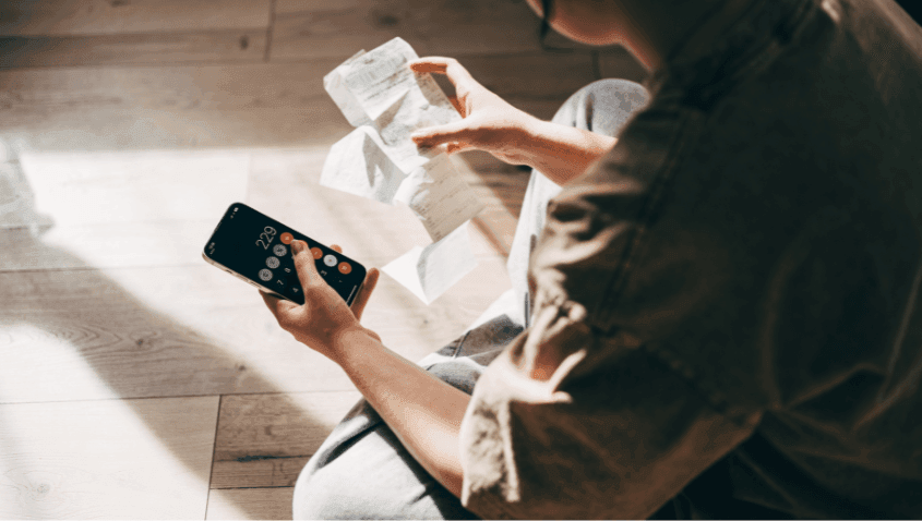 Personne utilisant une calculatrice sur un smartphone